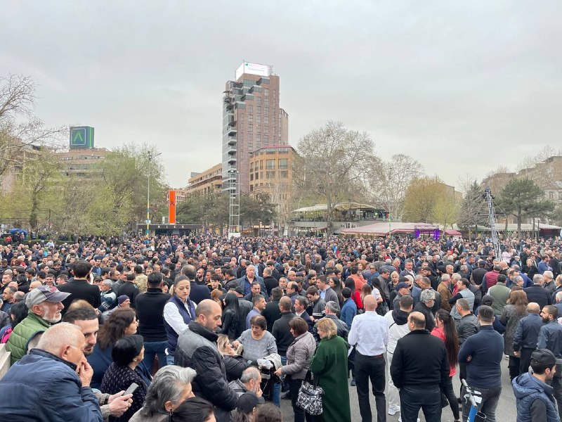 Митинг  оппозиции  ещё не начался, а площадь Свободы уже забита под завязку.Фото…