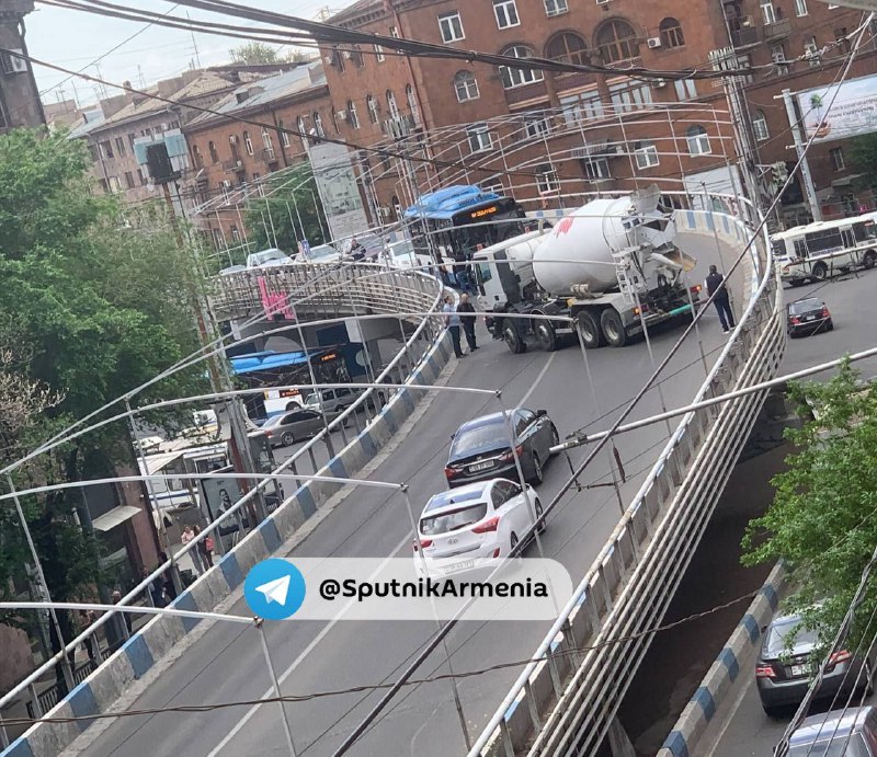 Перекрыта бетономешалкой также и улица Касьяна на подъезде к проспекту Баграмяна…