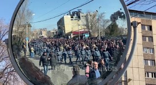 Оппозиционный марш по-армянски — это когда впереди едут две машины с мигалками, …