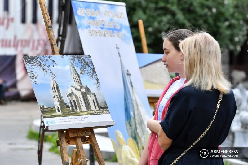 На фотовыставке «Утраченные памятники Арцаха» под открытым небом  люди могут поз…