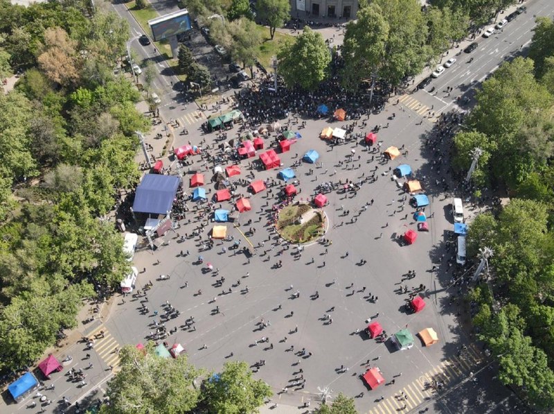 На площади Франции в 15:30 стартовал митинг оппозиции. Фото сделано с дрона в 15…