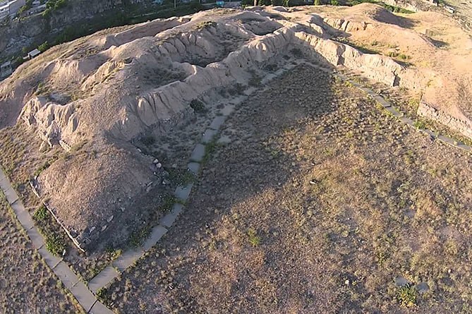 Уникальное захоронение воина железного века обнаружено в ЕреванеСовместная архео…