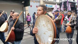 Сотни курдов в Париже вышли на манифестацию в память о трех застреленных в пятни…