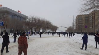 Правоохранители применили светошумовые гранаты против протестующих в Актобе, соо…