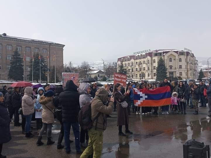 На площади Степанакерта прошла очередная мирная акция на фоне агрессивных действ…