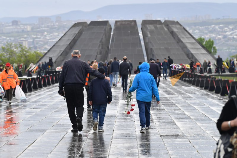 С раннего утра сотни людей направляются в мемориальный комплекс “Цицернакаберд” …