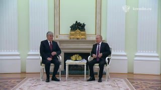 Владимир Путин проводит переговоры с Президентом Казахстана Касым-Жомартом Токае…