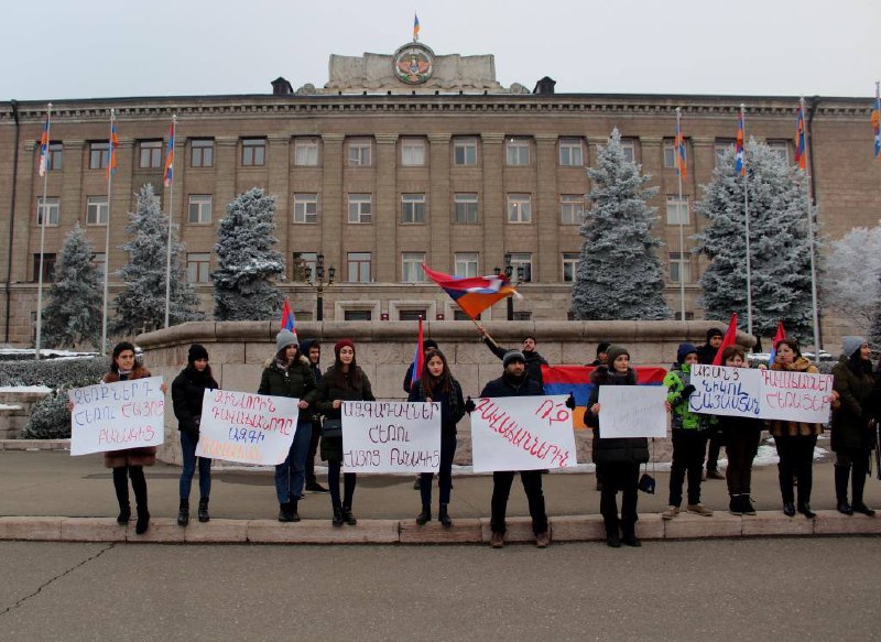 Молодежь Арцаха выразила поддержку армянской армии: сегодня на площади Возрожден…