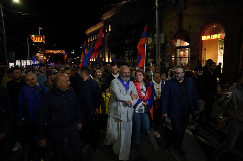 Участники протестного митинга во главе с Багратом Србазаном направляются к здани…