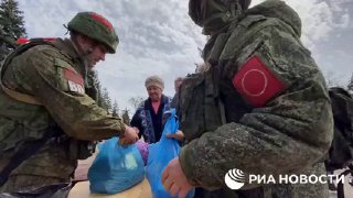 Российские военные раздали продукты первой необходимости нуждающимся жителям в Л…