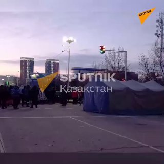 Несколько сотен митингующих остаются на центральной площади в Актау, передает ко…