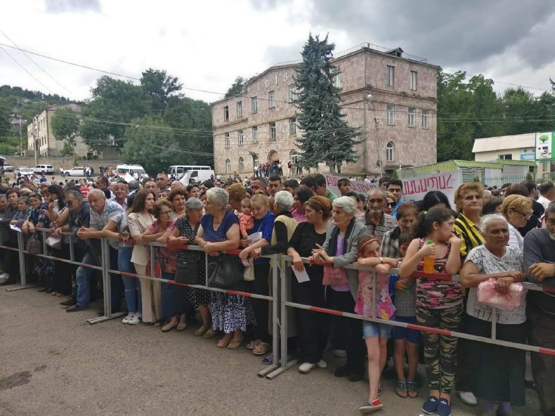 Никол Пашинян в городе Берд. Он приехал в Тавушскую область Армении. Далее он по…