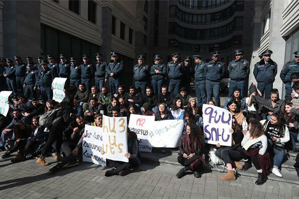 Они сегодня не требуют отставки Араика Арутюняна. В субботу и воскресенье они не…