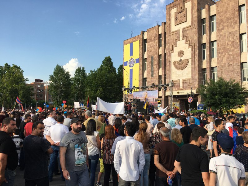 Недавно в духовном центре всех армян Эчмиадзине проходил митинг против кланов Гр…