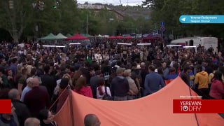 Участники митинга исполняют патриотическую песню «Дружище, налей вина!»@rusyerev…