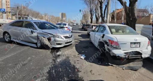 Երևանում բախվել են Toyota-ն, Honda-ն ու «ՎԱԶ 2106»-ը, խցանումը հասնում է մոտ 2 կ…